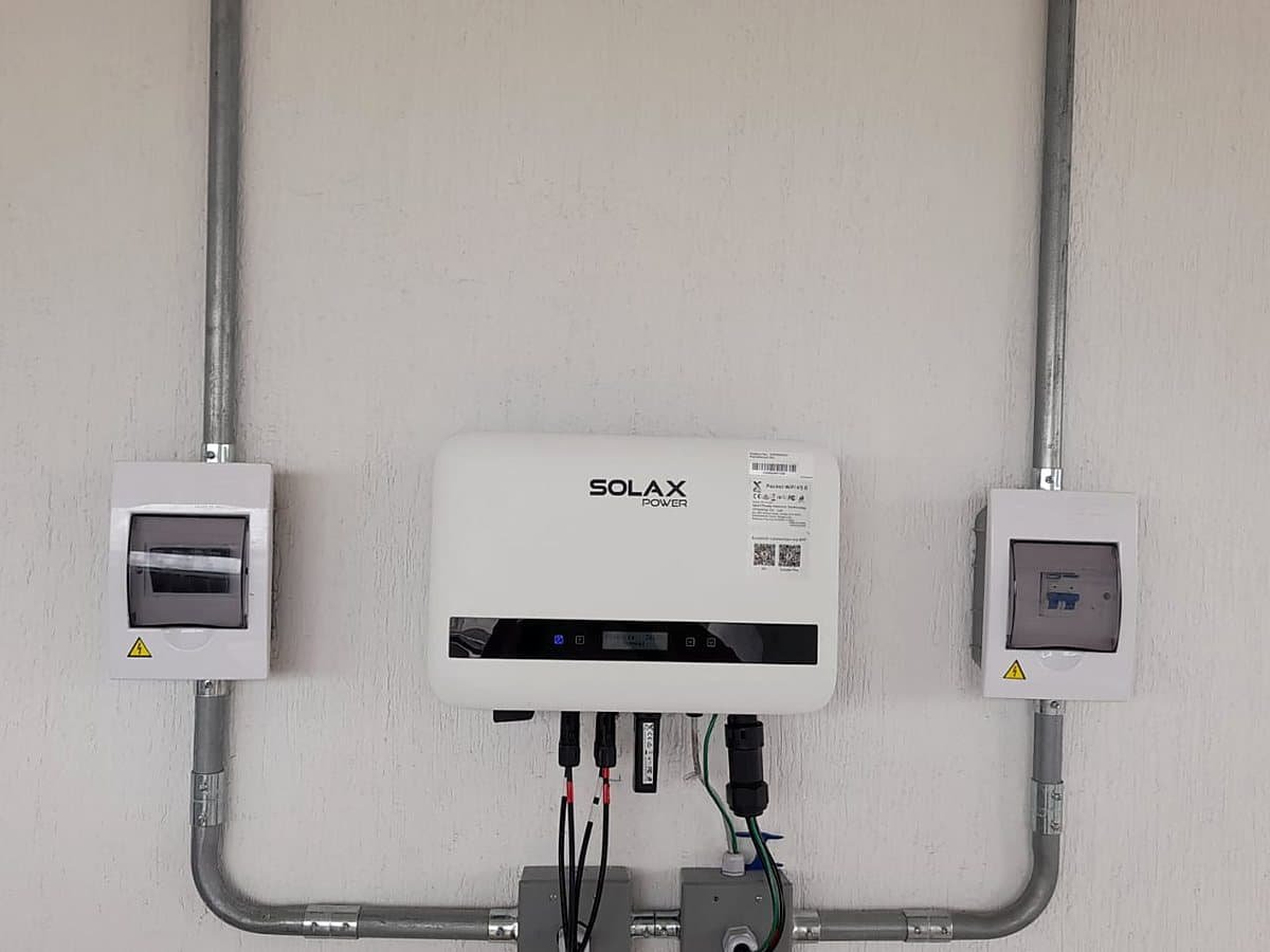 Inversor y protecciones instalados